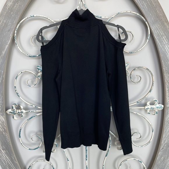 sweater - Picture 6 of 6